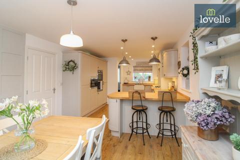 18 Chatsworth Close, Grimsby, DN37 7BF