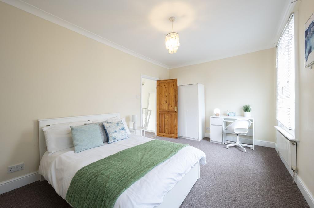Hartfield Crescent, Wimbledon SW19 2 bed end of terrace house for sale