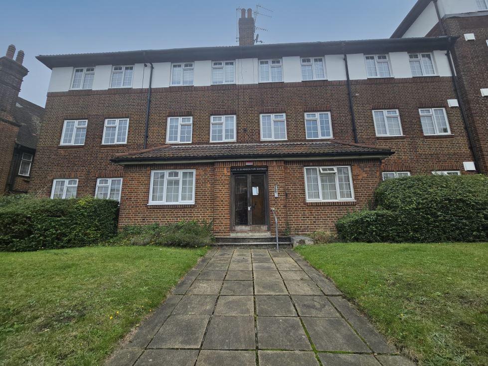 A superb 2 bed ground floor flat only moments fro