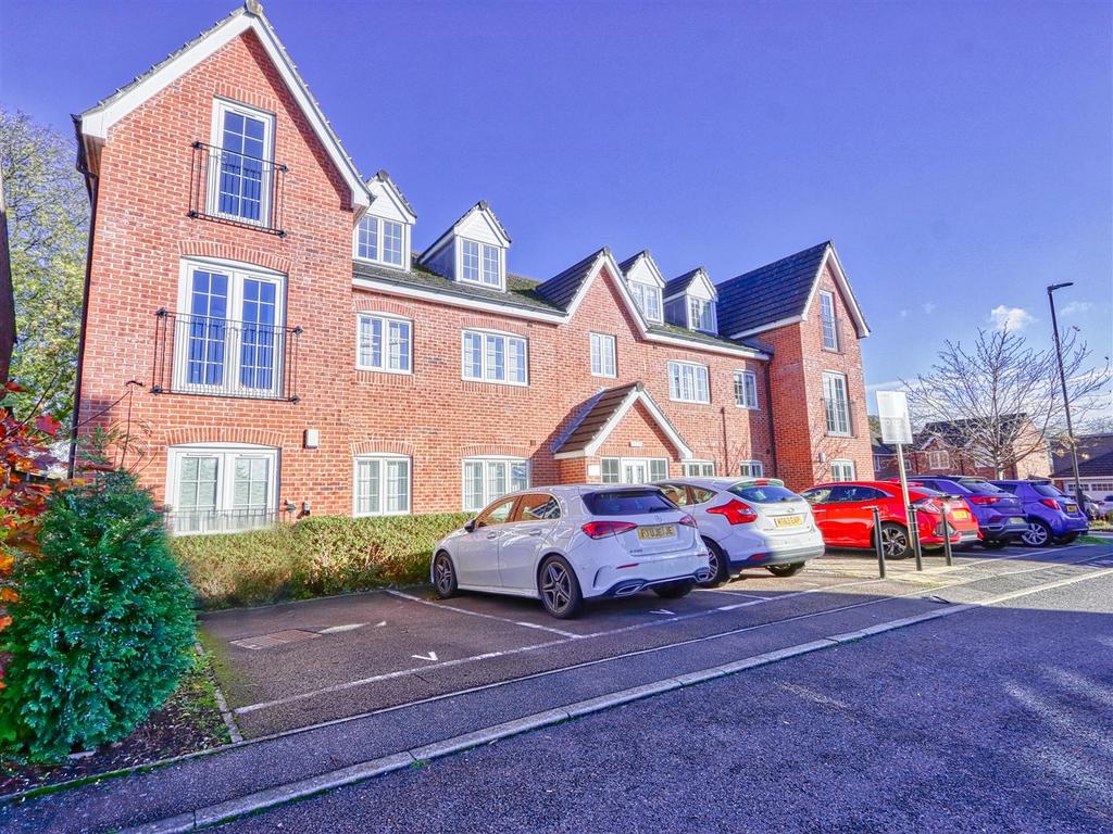 Old Pheasant Court, Chesterfield S40 2 bed apartment - £750 pcm (£173 pw)