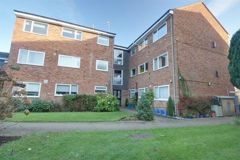 2 bedroom apartment to rent, Riverside Close, Kings Langley