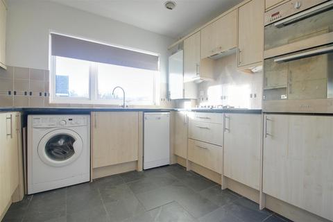 2 bedroom apartment to rent, Riverside Close, Kings Langley