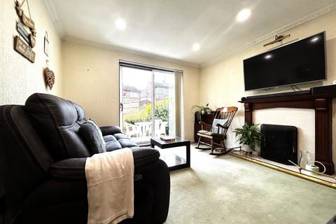 3 bedroom semi-detached house to rent, Valley Road, Banbury OX16