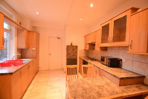 5 bedroom end of terrace house to rent, Balmoral Terrace, Heaton, NE6