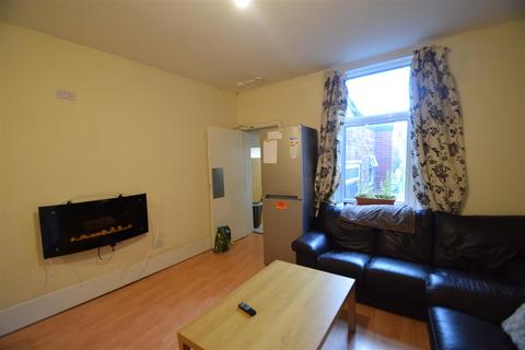 4 bedroom flat to rent, Claremont Road, Spital Tongues, NE2