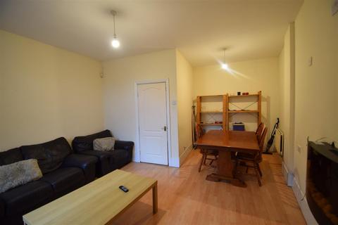 4 bedroom flat to rent, Claremont Road, Spital Tongues, NE2