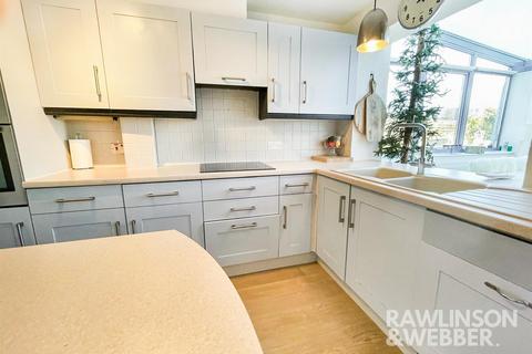 3 bedroom end of terrace house for sale, Buckingham Gardens, West Molesey KT8