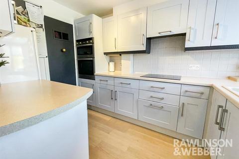 3 bedroom end of terrace house for sale, Buckingham Gardens, West Molesey KT8