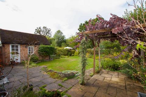 3 bedroom detached house for sale, Briar Way, Guildford