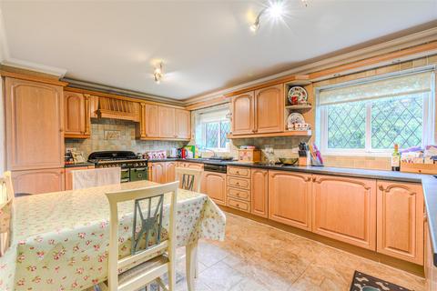 5 bedroom detached house for sale, Starrs Mead, Battle