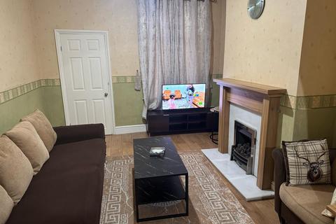 2 bedroom terraced house to rent, M30 8GE