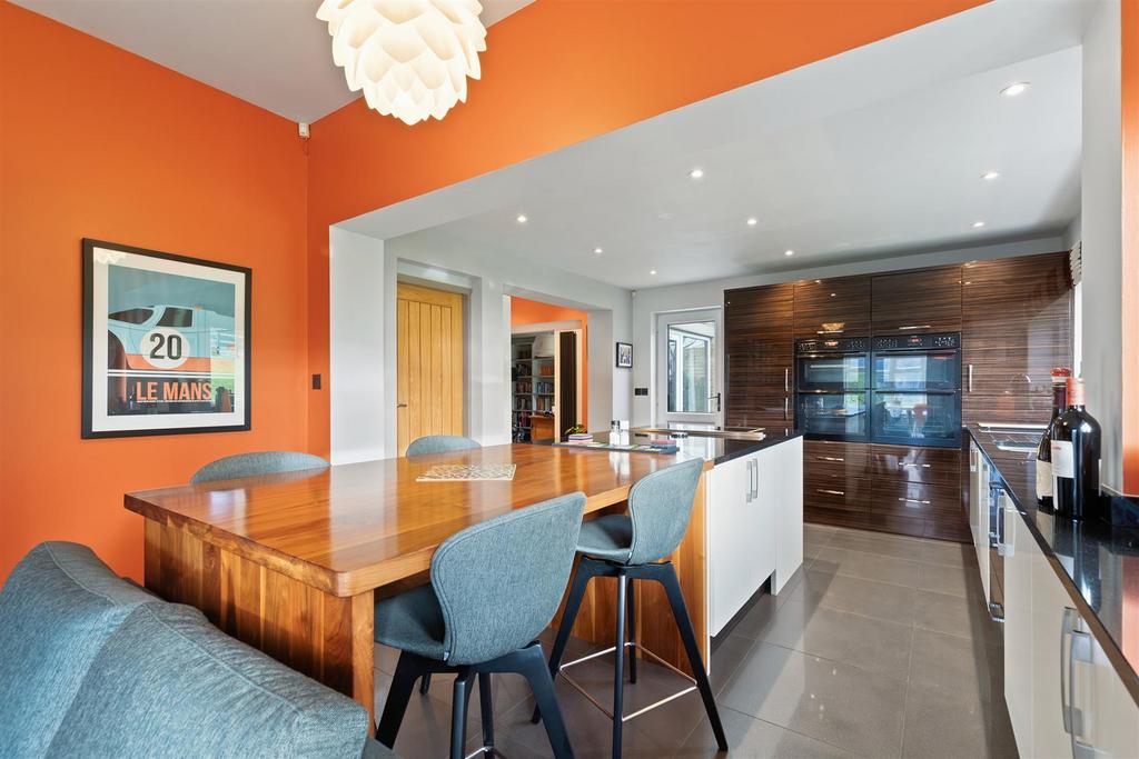 Kitchen 2.jpg