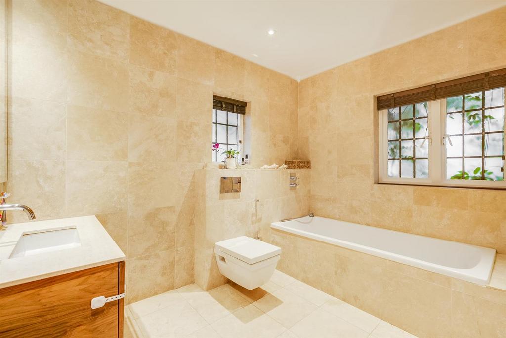 Raeburn Close 14-6.jpg