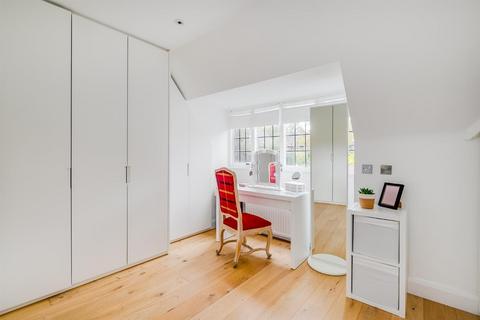 14 Raeburn Close, London, NW11 6UH