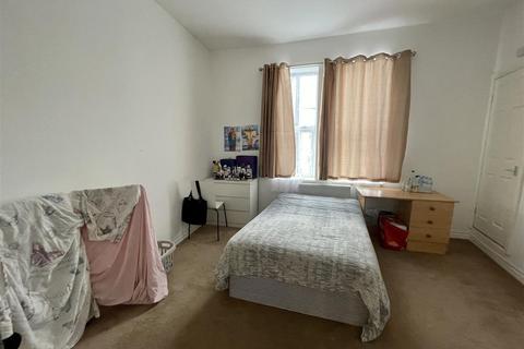 3 bedroom flat to rent, Brighton Grove, Newcastle Upon Tyne