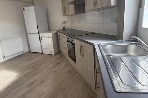 3 bedroom flat to rent, Brighton Grove, Newcastle Upon Tyne