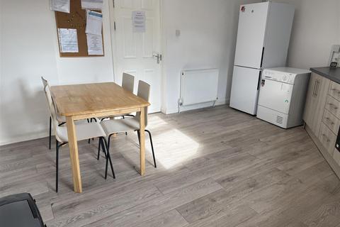 3 bedroom flat to rent, Brighton Grove, Newcastle Upon Tyne