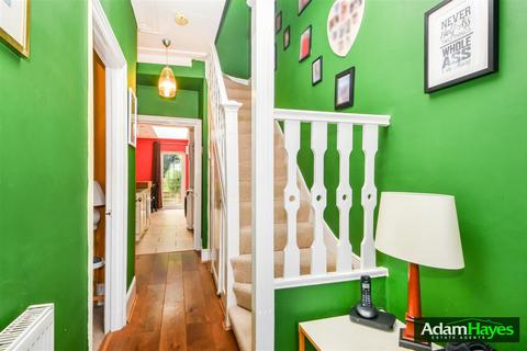 7 Lankaster Gardens, London, N2 9AZ