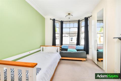 7 Lankaster Gardens, London, N2 9AZ