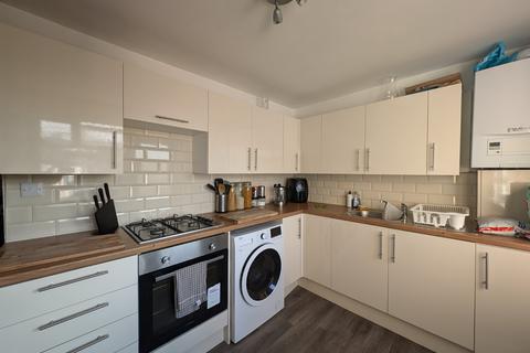 2 bedroom terraced house to rent, Pear Tree Walk, Wakefield, West Yorkshire, WF2