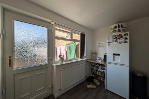 2 bedroom terraced house to rent, Pear Tree Walk, Wakefield, West Yorkshire, WF2