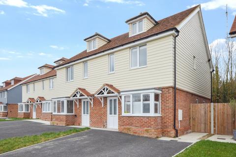 3 bedroom townhouse for sale, Mathews Court, Ashford TN26