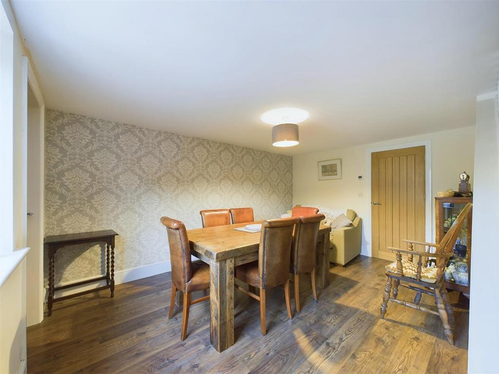 Dining room: