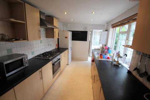 2 bedroom semi-detached house to rent, Arthurs Bridge Road, Woking GU21