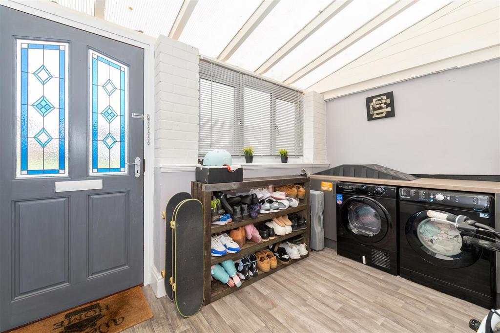 Porch/utility room