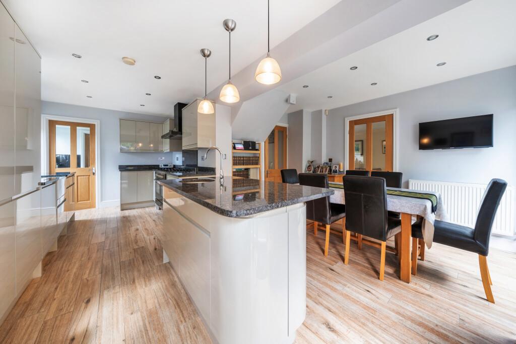 Kitchen/ Dining Room