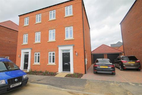 4 bedroom private hall to rent, 32 Sunningdale, Durham