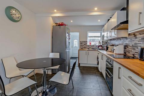 15 Central Drive, New Rossington, Doncaster, DN11 0JB