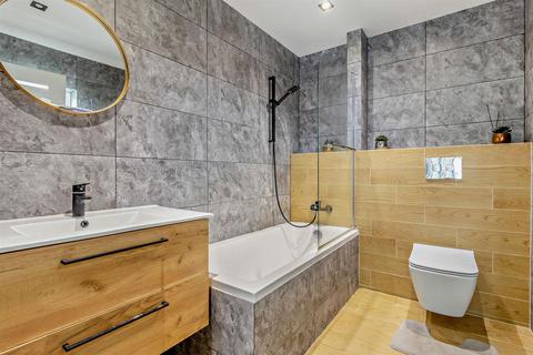 15 Central Drive, New Rossington, Doncaster, DN11 0JB