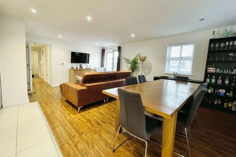 2 bedroom flat for sale, Waters Edge, Waterside, Dickens Heath, Solihull, B90 1UE