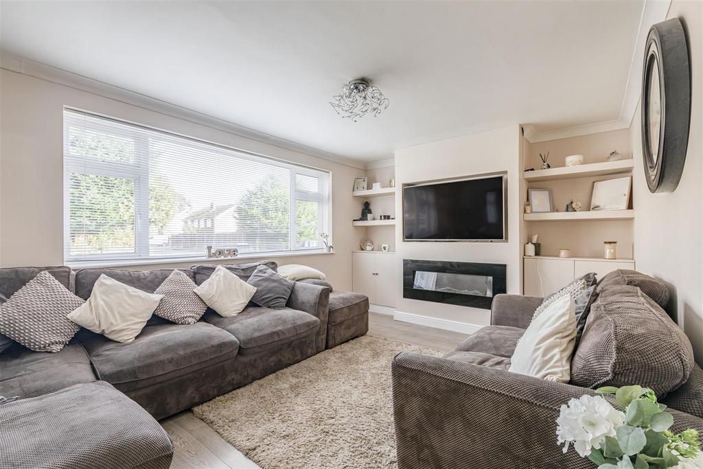 11 Magdalen Crescent, Byfleet, KT14 7 SR   1.jpg