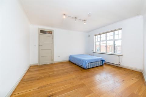 Studio to rent, Haverstock Hill, London, NW3