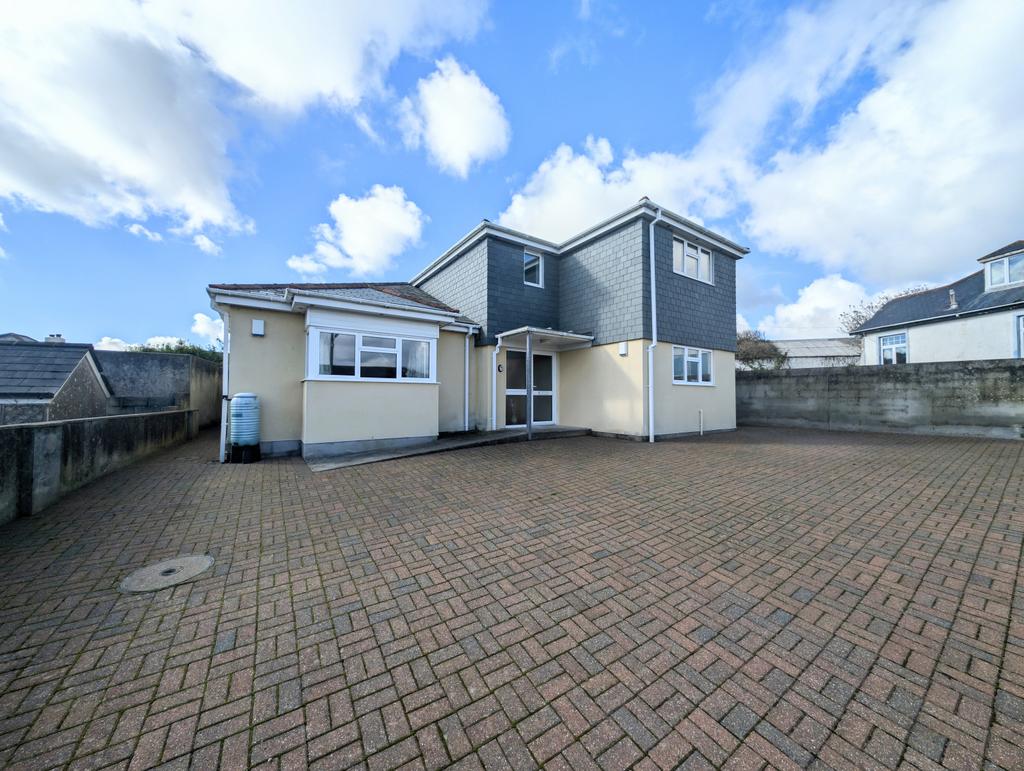 4 Bedroom Detached House with Annexe for Sale