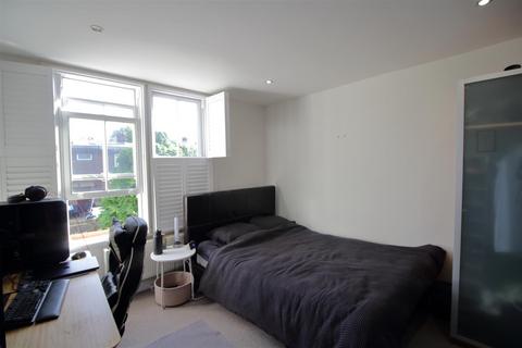 2 bedroom flat to rent, Maplestead Road, London SW2