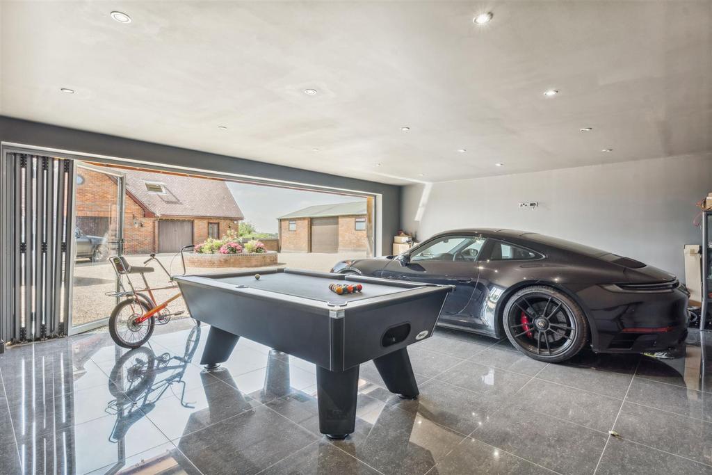 Show Room Garage