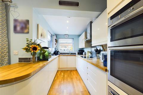 98 Bempton Drive, Ruislip, HA4 9DE