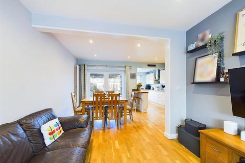 98 Bempton Drive, Ruislip, HA4 9DE