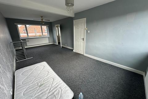 3 bedroom maisonette to rent, Wendover Road, Birmingham B65