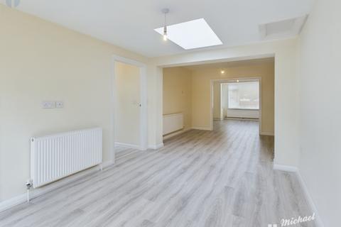 3 bedroom semi-detached house for sale, Stirling Avenue, AYLESBURY