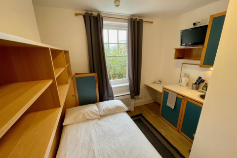 Studio to rent, Fulham Palace Road, Hammersmith, London, W6