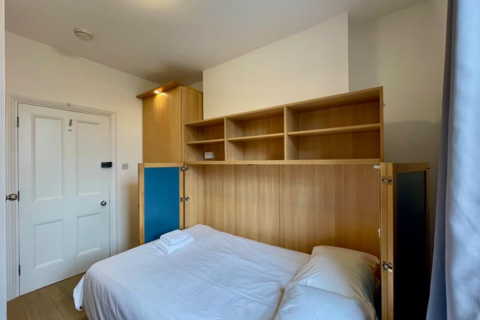 Studio to rent, Fulham Palace Road, Hammersmith, London, W6