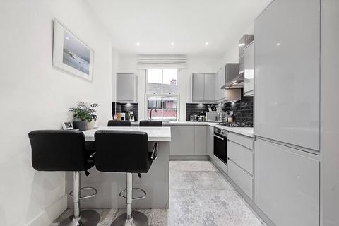 3 bedroom flat to rent, Queenstown Road, Battersea Park, London, SW8