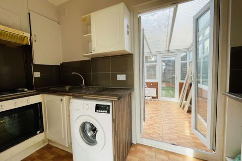 2 bedroom terraced house to rent, Derinton Road, London SW17