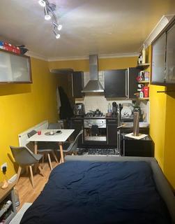 Studio to rent, High Street, London, SE20