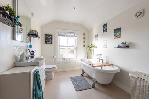 174 Chester Road, Oakenholt, Flint, CH6 5ED