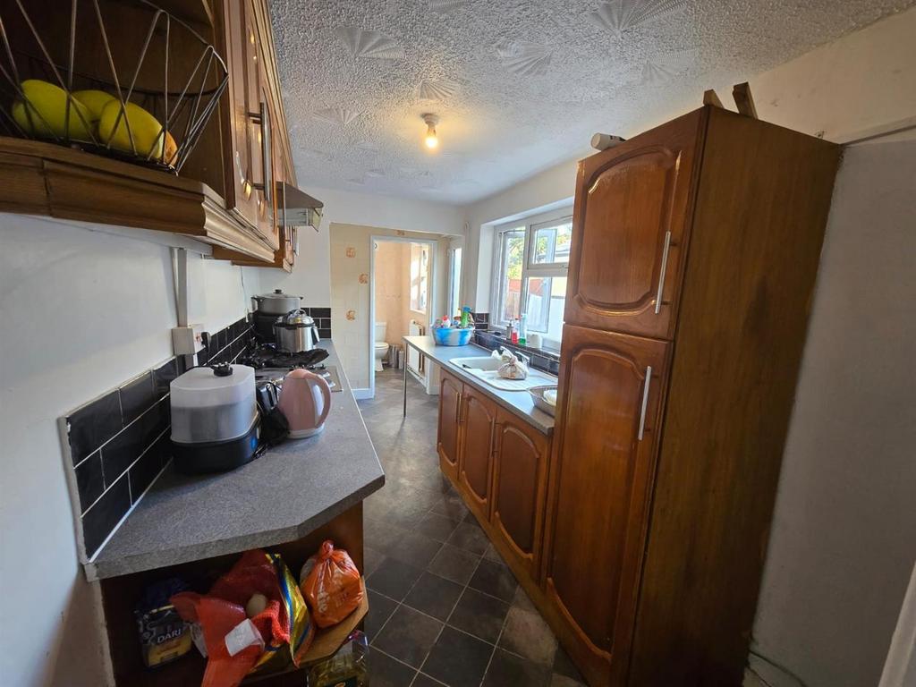 Kitchen 2.jpg